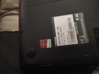 Portátil Toshiba Rojo y Negro