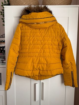 Cazadora acolchada amarilla Zara mujer