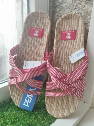 Sandalias Peanuts Beige y Rojo sin estrenar