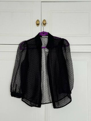 Blusa Stradivarius negra transparente lunares