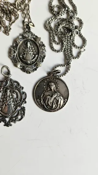 Medallas y cadenas de plata.