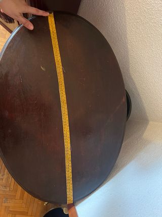 Mesa auxiliar de madera oscura