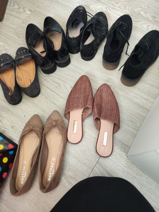 Zapatos negros y marrones
