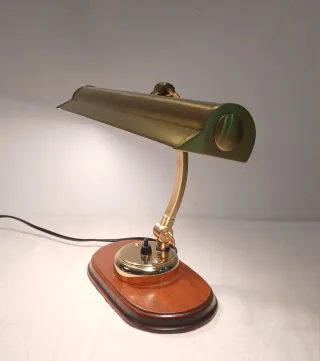 LÁMPARA ESTILO BANQUERO DORADA. 