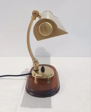 LÁMPARA ESTILO BANQUERO DORADA. 