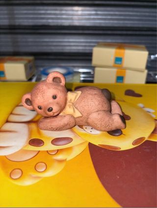 Orsetto Goebel in porcellana con fiocco