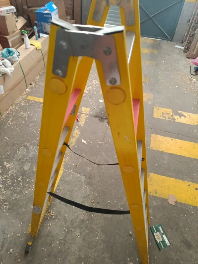 Escalera de fibra homologada