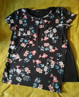 Camiseta Bershka flores negra multicolor