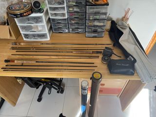 Cañas de pesca con carretes y accesorios