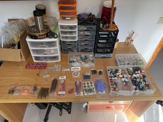 Cañas de pesca con carretes y accesorios