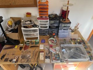 Cañas de pesca con carretes y accesorios