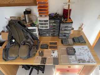 Cañas de pesca con carretes y accesorios