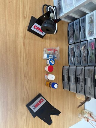 Cañas de pesca con carretes y accesorios