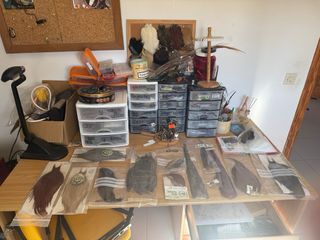 Cañas de pesca con carretes y accesorios