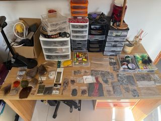 Cañas de pesca con carretes y accesorios