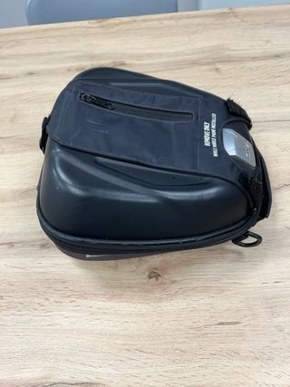 Bolsa sobredepósito Givi TANKLOCK. No incluye aro.