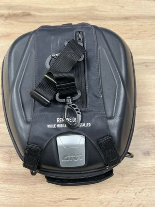Bolsa sobredepósito Givi TANKLOCK. No incluye aro.