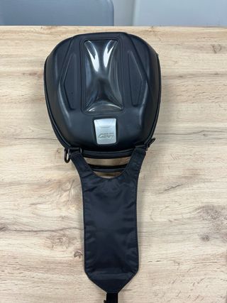 Bolsa sobredepósito Givi TANKLOCK. No incluye aro.