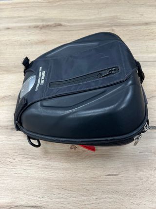 Bolsa sobredepósito Givi TANKLOCK. No incluye aro.