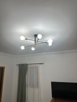 Lámpara de techo salón negra y dorada