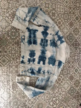 Chaqueta tejana Zara efecto tie-dye