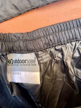 Traje impermeable negro