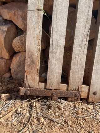 Puerta antigua de madera rústica