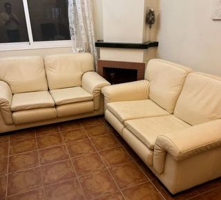 Conjunto 2 sofás de piel beige