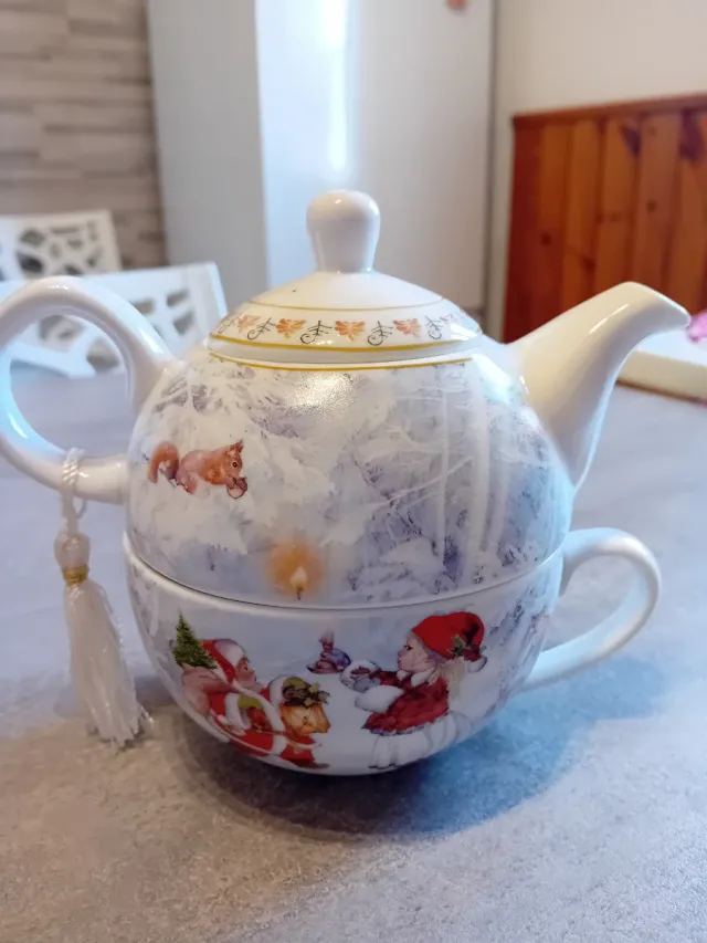 Teiera e tazza natalizia in porcellana