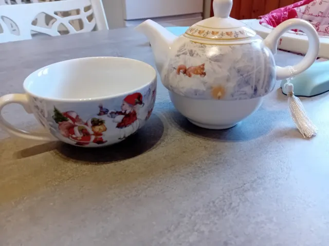 Teiera e tazza natalizia in porcellana