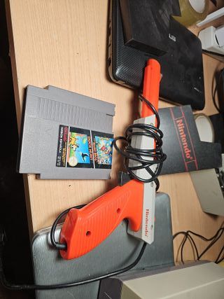Consola NES más 7 juegos, 2 mandos y pistola.