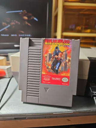 Consola NES más 7 juegos, 2 mandos y pistola.