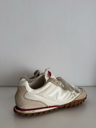 Zapatillas New Balance Beige y Blancas