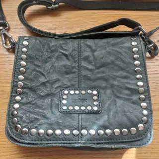Bolso piel negro tachuelas bandolera