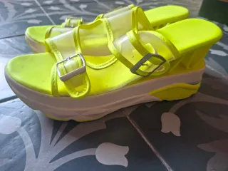 Sandalias de cuña amarillas transparentes