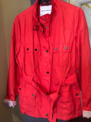 Parka Zara Roja Talla XXL,es un poco entallada.