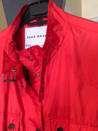 Parka Zara Roja Talla XXL,es un poco entallada.