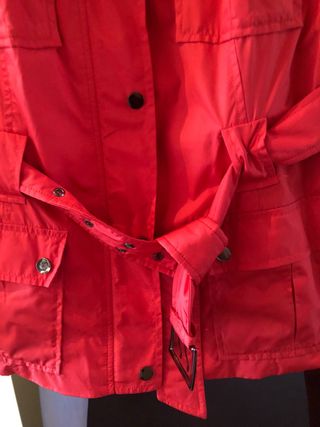 Parka Zara Roja Talla XXL,es un poco entallada.