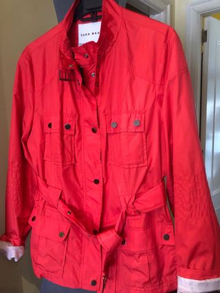 Parka Zara Roja Talla XXL,es un poco entallada.