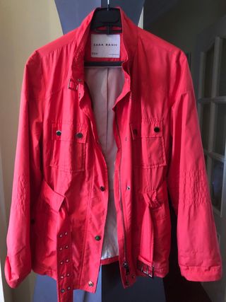 Parka Zara Roja Talla XXL,es un poco entallada.
