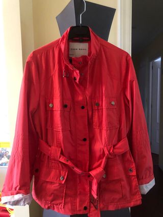 Parka Zara Roja Talla XXL,es un poco entallada.