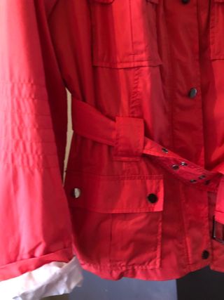 Parka Zara Roja Talla XXL,es un poco entallada.