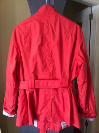 Parka Zara Roja Talla XXL,es un poco entallada.