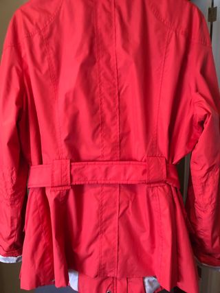 Parka Zara Roja Talla XXL,es un poco entallada.