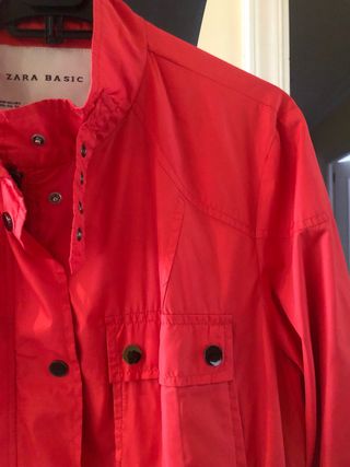 Parka Zara Roja Talla XXL,es un poco entallada.
