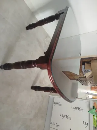 Mesa de camilla de 
madera con tapa de cristal