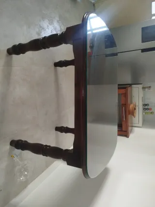 Mesa de camilla de 
madera con tapa de cristal