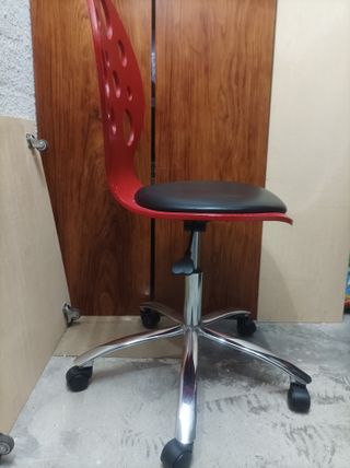 Silla de escritorio roja con ruedas
