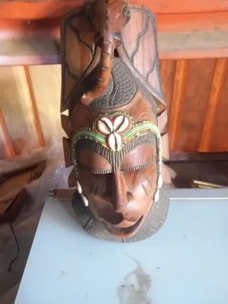 Máscara africana de madera con elefante