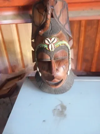 Máscara africana de madera con elefante